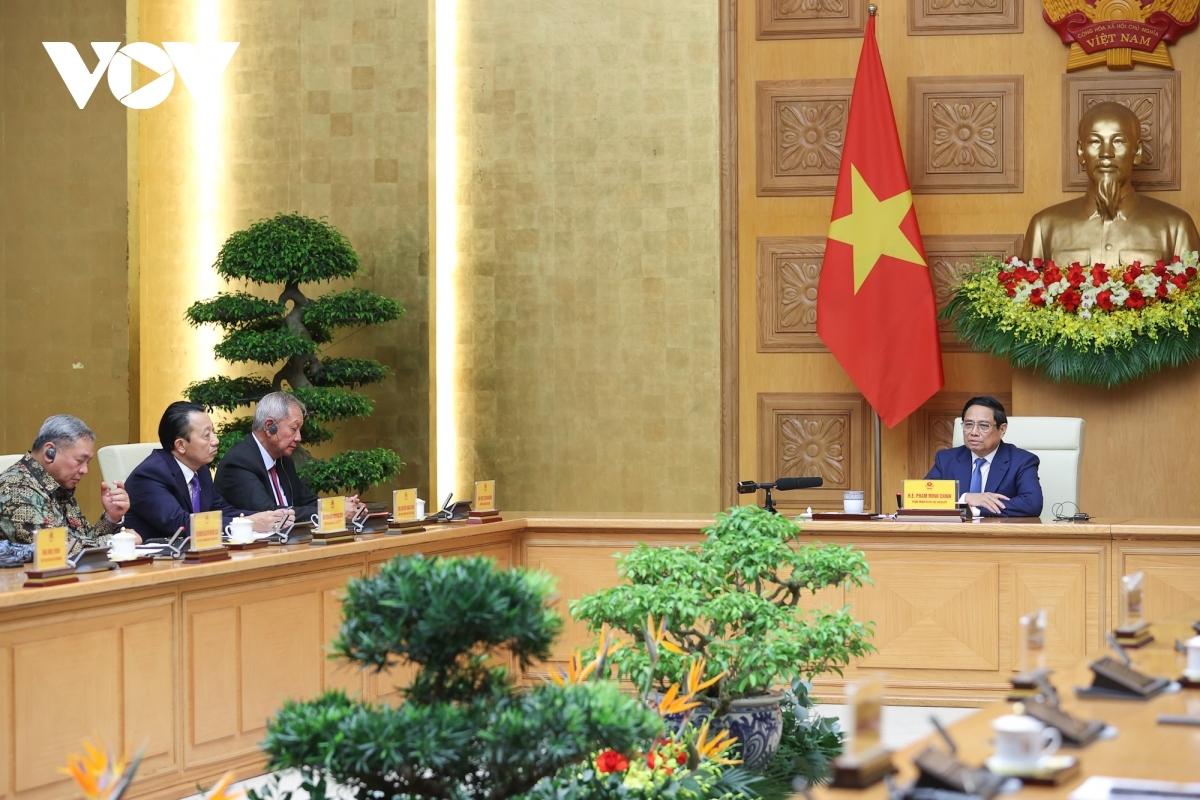 PM receives ASEAN BAC leaders in Hanoi